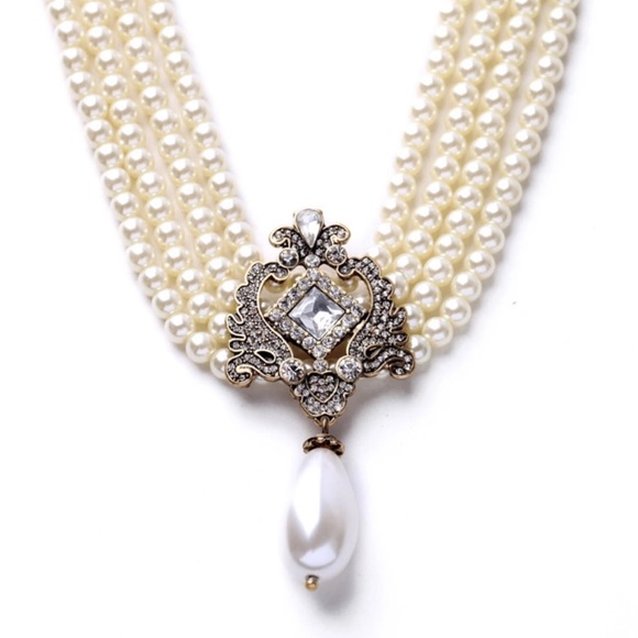 Beautiful Faux Pearl Necklace. - Picture 6 of 7